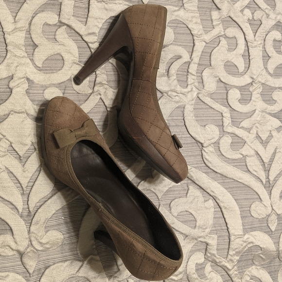 Nine West size 8 tan suede Alvar pumps - Picture 8 of 9